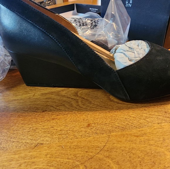 Women's Shoes - Picture 3 of 9